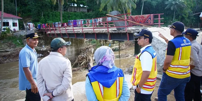Bupati Tanah Datar Eka Putra bersama Kepala Balai Pelaksanaan Jalan Nasional Sumatera Barat Elsa Putra Friandi meninjau kondisi jembatan yang rusak di Nagari Taluak, Minggu (17/5/2026). (Foto: Pemkab Tanah Datar)
