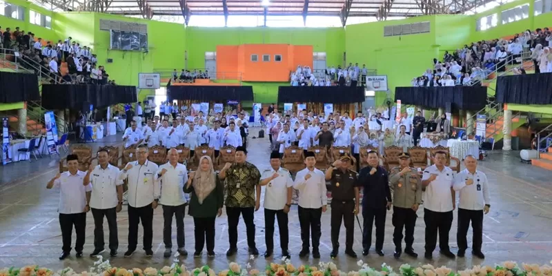 Ribuan pencari kerja memadati GOR Tuanku Rao, Kabupaten Pasaman, Sumatera Barat, sejak Rabu pagi (20/5/2026) untuk mengikuti Job Fair Pasaman 2026. (Foto: Pemkab Pasaman)