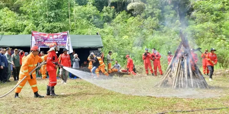 Ancaman kebakaran hutan dan lahan (karhutla) saat musim kemarau menjadi perhatian serius di Kabupaten Agam. Untuk meningkatkan kesiapsiagaan menghadapi potensi tersebut, digelar Apel Siaga Kebakaran Hutan dan Lahan Tahun 2026 sekaligus simulasi pemadaman di Lapangan Sepak Bola Nagari Pasia Laweh, Kecamatan Palupuh, Kamis (21/5/2026). (Foto: Pemkab Agam)