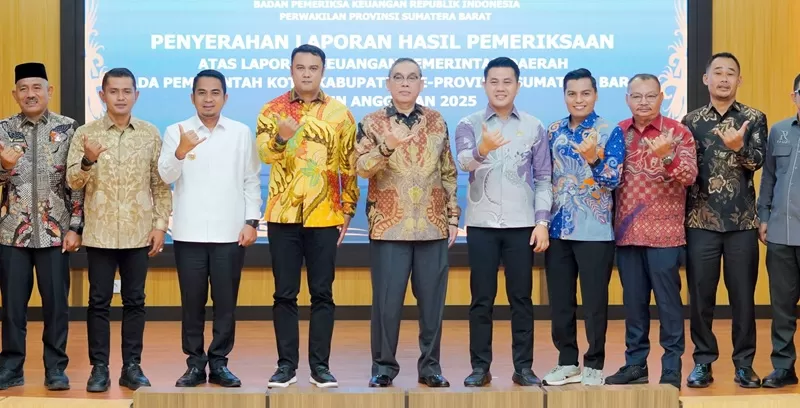Penyerahan Laporan Hasil Pemeriksaan (LHP) atas Laporan Keuangan Pemerintah Daerah Tahun Anggaran 2025 yang berlangsung di Aula Kantor Badan Pemeriksa Keuangan (BPK) Perwakilan Sumatera Barat, Padang, Jumat (29/5/2026). (Foto: Pemko Solok)
