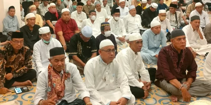 Jemaah haji Indonesia yang menempati Tower 9A Hotel Hidayah Aziziyah, Sektor 10 Kota Makkah, mengikuti kegiatan Kuliah Sepuluh Menit (Kulsum) usai Salat Subuh, Minggu (10/5/2026).  (Foto: Kemenhaj Sumbar)