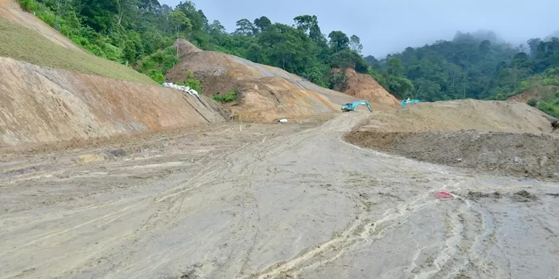 Longsor yang terjadi di Km 82 ruas Koto Mambang-Balingka, Kecamatan Malalak, Kabupaten Agam, menyebabkan terganggunya akses transportasi masyarakat yang menghubungkan sejumlah wilayah di Agam dan Kota Bukittinggi. (Foto: Pemkab Agam)