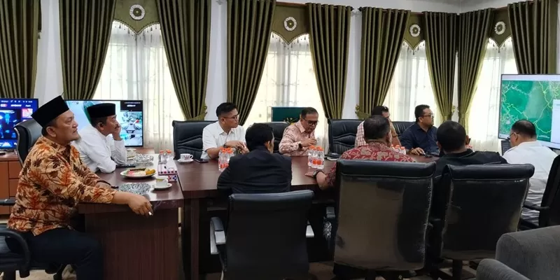 Pembahasan pembangunan akses jalan dilakukan Pemerintah Kabupaten Pasaman Barat bersama Pemerintah Kabupaten Mandailing Natal saat Wakil Bupati Pasaman Barat M. Ihpan melakukan kunjungan kerja ke Kabupaten Mandailing Natal pada Jumat (8/5/2026). (Foto: Pemkab Pasbar)