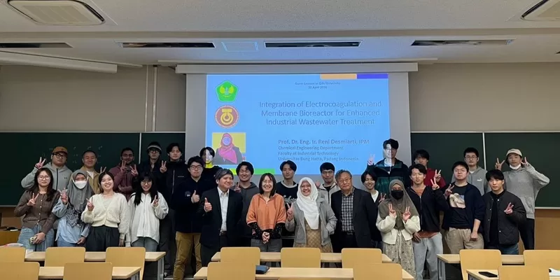 Dosen Teknik Kimia sekaligus Dekan Fakultas Teknologi Industri Universitas Bung Hatta, Prof. Dr. Eng. Ir. Reni Desmiarti, S.T., M.T., IPU, tampil sebagai dosen tamu dalam kegiatan Visiting Lecture di Center for Environmental and Societal Sustainability, Gifu University, Jepang, pada 1 Mei 2026. (Foto: UBH)