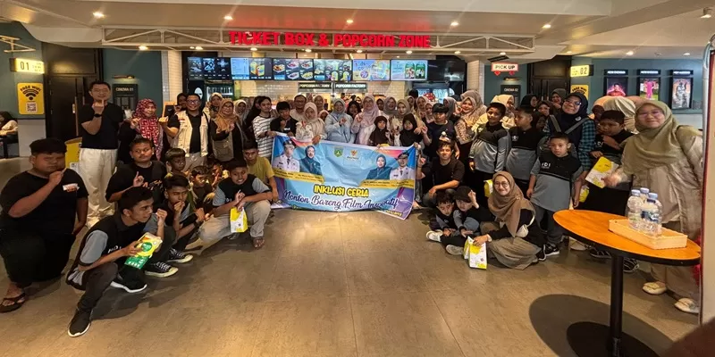 Suasana hangat bercampur haru terasa di salah satu studio CGV Kota Padang saat puluhan anak disabilitas asal Padang Panjang larut dalam pemutaran film “Semua Akan Baik-Baik Saja”. (Foto: Pemko Padang Panjang)