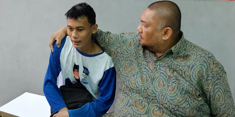 Orang Dengan Gangguan Jiwa (ODGJ) di kawasan SPBU Sago, Kecamatan IV Jurai, Kabupaten Pesisir Selatan, mendapat perhatian serius setelah masyarakat melaporkan kondisi tersebut karena dinilai mengganggu kenyamanan pengguna jalan dan warga sekitar. (Foto: Pemkab Pessel)