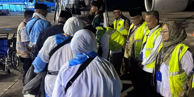 Keterbukaan layanan pengaduan bagi jemaah haji menjadi sorotan utama dalam proses keberangkatan Kloter 10 Embarkasi Padang di Bandara Internasional Minangkabau (BIM), Senin (4/5/2026) malam.  (Foto: Kemenhaj Sumbar)