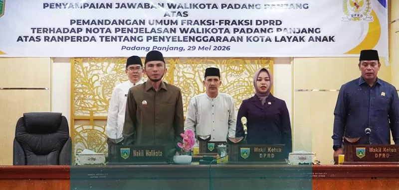 Pembacaan Nota Jawaban Wali Kota terhadap pemandangan umum fraksi-fraksi DPRD atas Rancangan Peraturan Daerah (Ranperda) tentang Penyelenggaraan Kota Layak Anak yang disampaikan Wakil Wali Kota Allex Saputra pada rapat paripurna DPRD, Jumat (29/5/2026), di Ruang Rapat DPRD. (Foto: Pemko Padang Panjang)