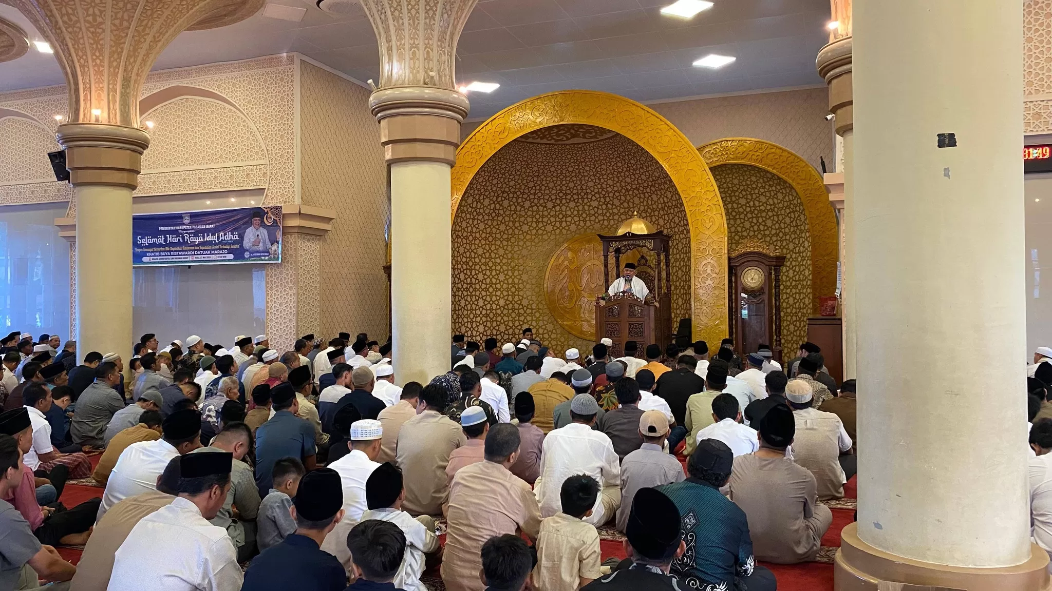  Ribuan masyarakat memadati Masjid Agung Baitul Ilmi di Kecamatan Pasaman, Kabupaten Pasaman Barat, untuk melaksanakan Salat Iduladha 1447 Hijriah, Rabu (27/5/2026). Suasana ibadah berlangsung khusyuk dan penuh kebersamaan. (Foto: Pemkab Pasbar)