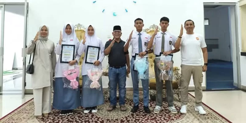 Bupati Pasaman Barat, Yulianto, memberikan apresiasi kepada para peserta saat menyambut kepulangan calon Paskibraka di Rumah Dinas Bupati, Rabu (13/5/2026).  (Foto: Pemkab Pasbar)