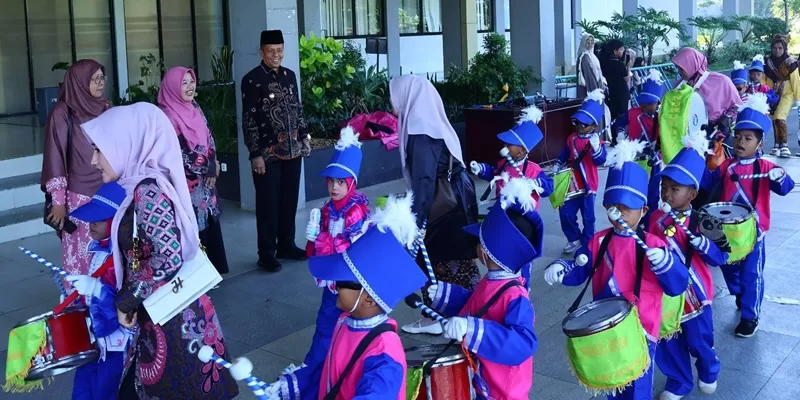 Wakil Wali Kota Payakumbuh Elzadaswarman yang mewakili Wali Kota Payakumbuh Zulmaeta saat melepas secara resmi Pawai Ta’aruf AKSIORA di halaman Kantor Wali Kota Payakumbuh, Sabtu (23/5/2026). (Foto: Pemko Payakumbuh)
