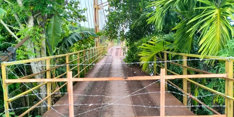 Pemerintah Kabupaten Pesisir Selatan memastikan pembangunan kembali Jembatan Gantung Muaro Pasar Baru–Luhung di Kecamatan Bayang tetap menjadi prioritas daerah meski hingga kini realisasinya masih terkendala keterbatasan anggaran.  (Foto: Pemkab Pessel)