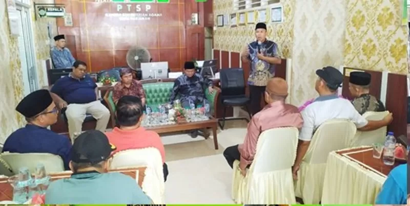 Wakil Wali Kota Pariaman Mulyadi saat menghadiri kegiatan Silaturahmi Aparatur Sipil Negara (ASN) Kantor Kementerian Agama Kota Pariaman yang dirangkaikan dengan pemotongan hewan kurban dari ASN Kemenag. Kegiatan tersebut berlangsung di Kantor Kemenag Kota Pariaman, Desa Air Santok, Kecamatan Pariaman Timur, Sabtu siang (30/5/2026). (Foto: Pemko Pariaman)