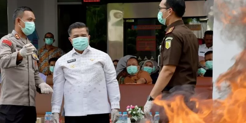 Kegiatan pemusnahan barang bukti perkara tindak pidana umum yang telah berkekuatan hukum tetap di halaman Kejaksaan Negeri Agam, Jumat (22/5/2026). (Foto: Pemkab Agam)