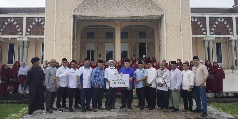 Badan Amil Zakat Nasional (BAZNAS) bersama Angkatan Koperasi Kebangsaan Malaysia Berhad (ANGKASA) menyalurkan bantuan kemanusiaan bagi masyarakat terdampak banjir dan longsor di Kabupaten Pasaman Barat, Sumatera Barat.  (Foto: Pemkab Pasbar)
