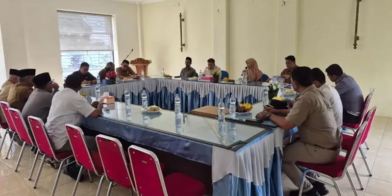 Diskusi yang dipimpin Bupati Agam, Benni Warlis, bersama Walinagari, Ketua Bamus, Ketua KAN, serta pengurus Pasar Padang Lua, Rabu (6/5/2026). (Foto: Pemkab Agam)