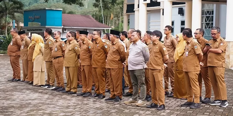  Apel Gabungan Aparatur Sipil Negara (ASN) di lingkungan Pemerintah Kabupaten Solok Selatan yang digelar di Halaman Kantor Bupati, Senin (25/5/2026). (Foto: Pemkab Solsel)