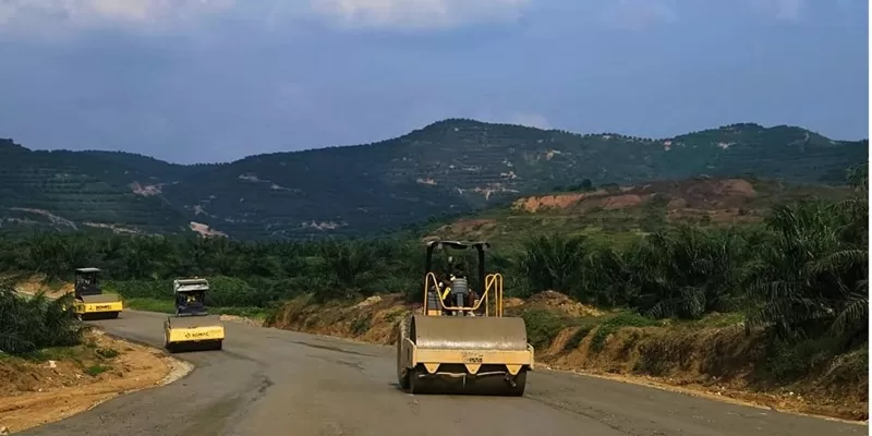 Pemerintah Kabupaten Solok Selatan menargetkan jalan tembus yang menghubungkan Solok Selatan dengan Dharmasraya dapat tersambung dan dilalui masyarakat sepenuhnya pada tahun 2026. (Foto: Pemkab Pessel)