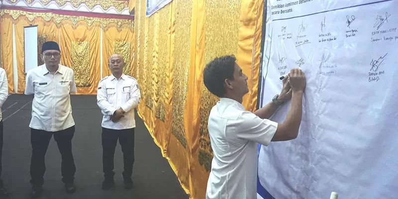 Pemerintah Kabupaten Pasaman Barat memperkuat komitmen pelaksanaan Sistem Penerimaan Murid Baru (SPMB) Tahun Ajaran 2026 dengan menggelar rapat koordinasi dan penandatanganan komitmen bersama di Aula Kantor Bupati Pasaman Barat, Rabu (20/5/2026). (Foto: Pemkab Pasbar)