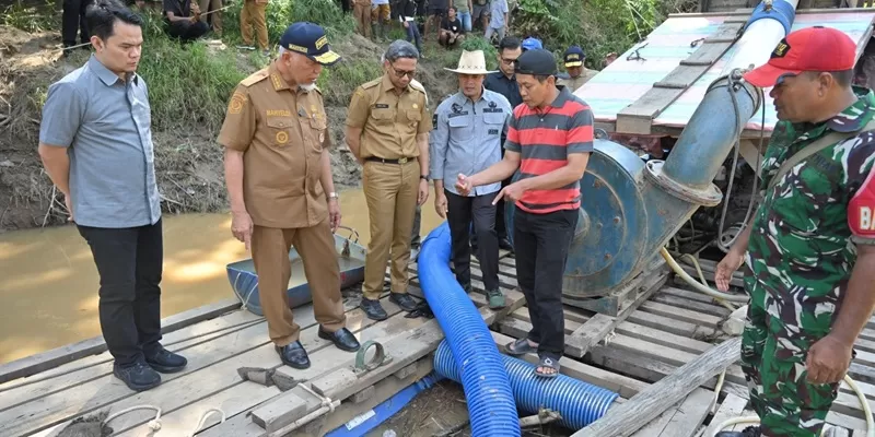 Gubernur Sumatera Barat, Mahyeldi Ansharullah, turun langsung meninjau lokasi tambang ilegal di kawasan Batu Gando, Nagari Muaro, Selasa (19/5/2026). (Foto: Pemprov Sumbar)