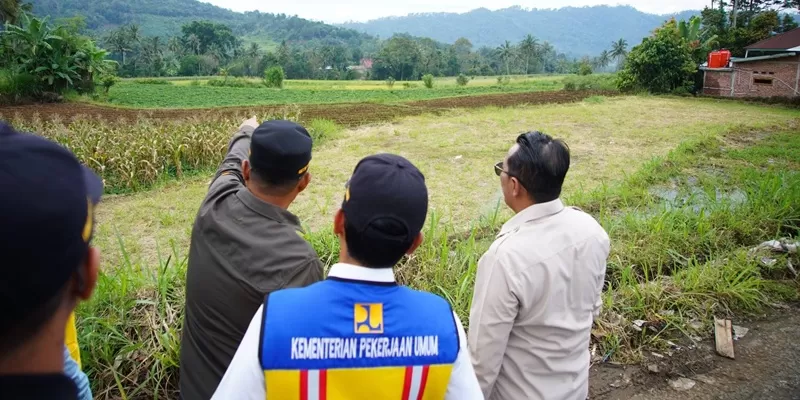Peninjauan langsung lokasi pembangunan dilakukan oleh Bupati Tanah Datar Eka Putra bersama Kepala Balai Pelaksanaan Jalan Nasional (BPJN) Sumatera Barat Elsa Putra Friandi dan Ketua DPRD Tanah Datar Anton Yondra, Minggu (17/5/2026). (Foto: Pemkab Tanah Datar)
