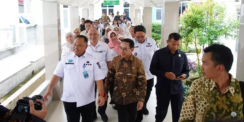 Wakil Menteri Kesehatan RI Benyamin Paulus Octavianus melakukan kunjungan kerja ke Kabupaten Tanah Datar untuk meninjau kesiapan RSUD M Ali Hanafiah Batusangkar dalam mendukung program nasional percepatan penanganan dan eliminasi Tuberkulosis (TBC), Rabu (13/5/2026).. (Foto: Pemkab Tanah Datar)