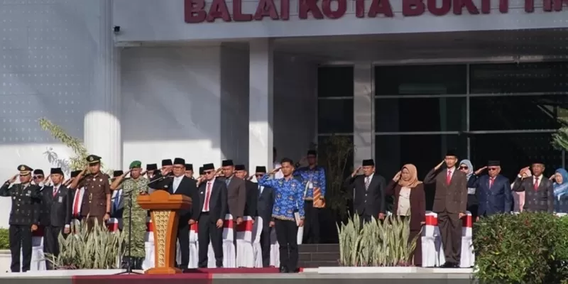 Wali Kota Bukittinggi, Ramlan Nurmatias, saat membacakan pidato Menteri Komunikasi dan Digital RI, Meutya Viada Hafid, pada peringatan Harkitnas di Halaman Balai Kota Bukittinggi, Rabu (20/5/2026). (Foto: Pemko Bukittinggi)