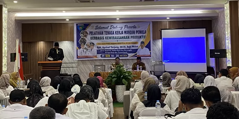 Upaya menekan angka pengangguran sekaligus menciptakan wirausahawan baru terus dilakukan di Kabupaten Pesisir Selatan. Salah satu langkah nyata diwujudkan melalui Pelatihan Tenaga Kerja Mandiri Pemula Berbasis Kewirausahaan Produktif yang resmi dimulai pada Senin (18/5/2026). (Foto: Pemkab Pessel)