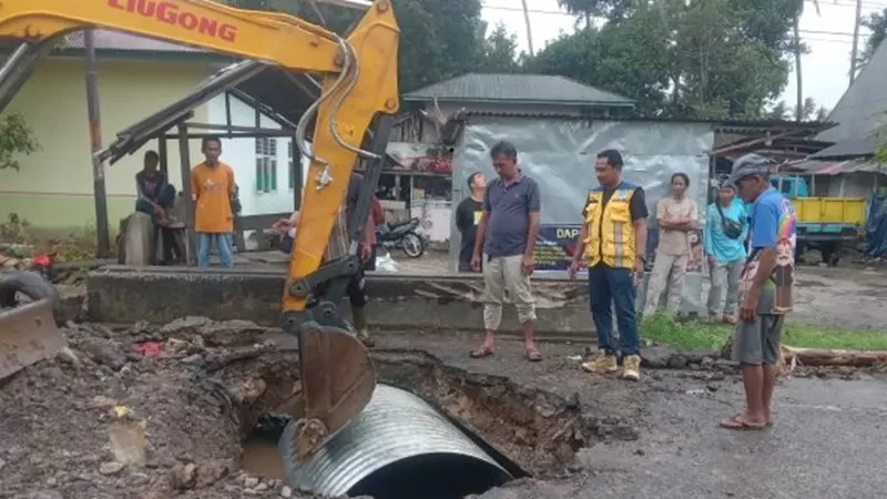 Pemerintah Kabupaten Agam merespons cepat terhadap keluhan warga terkait kerusakan jalan di kawasan Balai Salasa, Kecamatan Lubuk Basung. (Foto: Pemkab Agam)