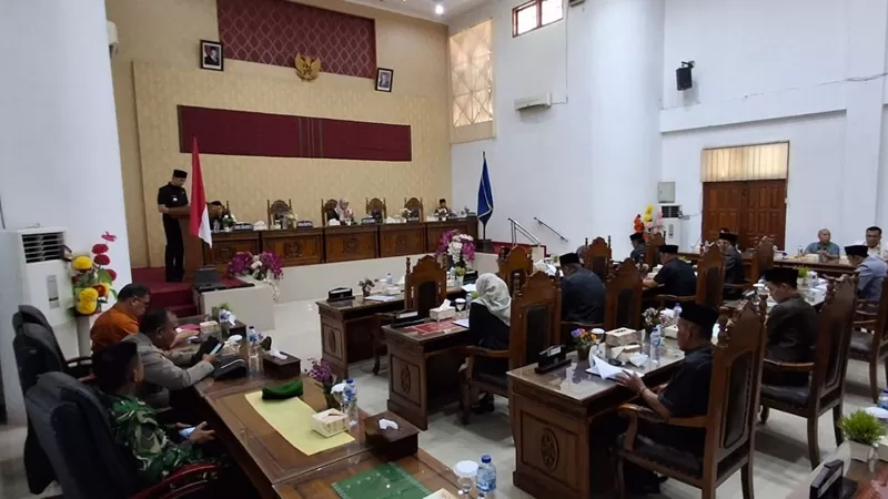 Wali Kota Sawahlunto Riyanda Putra memberikan penjelasan secara rinci dalam Rapat Paripurna DPRD Kota Sawahlunto, Kamis (18/6/2026). (Foto: Pemko Sawahlunto)