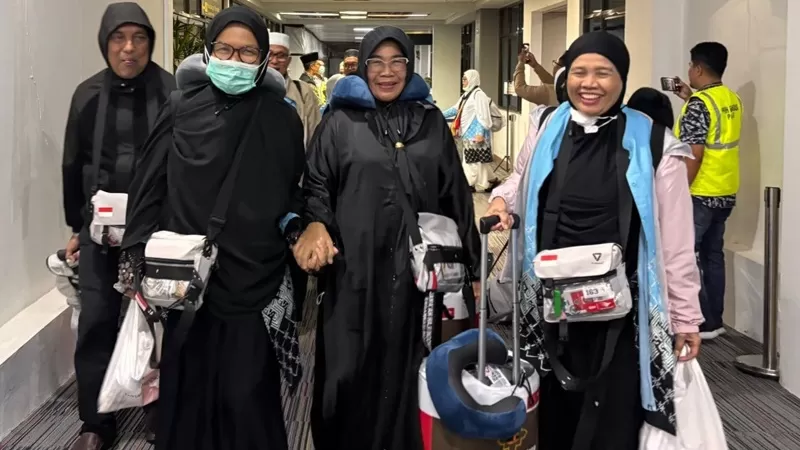 Proses pemulangan jemaah haji Debarkasi Padang memasuki tahap akhir. Kelompok Terbang (Kloter) 12 yang tiba di Bandara Internasional Minangkabau (BIM), Rabu (17/6/2026) pukul 00.13 WIB, menjadi rombongan pertama yang dipulangkan dari Madinah pada operasional haji tahun ini. (Foto: Kemenhaj Sumbar)