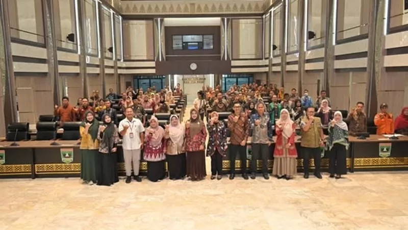 Plh.) Asisten Administrasi Umum Setdaprov Sumbar, Dina Febrianti, saat membuka Rapat Koordinasi Penguatan Kelembagaan BPBD Kabupaten/Kota se-Sumbar Tahun 2026 di Aula Kantor Gubernur Sumbar, Kamis (18/6/2026). (Foto: Pemprov Sumbar)