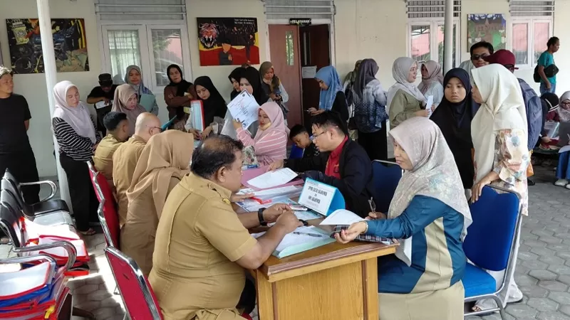 Sejumlah orang tua calon murid memadati meja layanan Sistem Penerimaan Murid Baru (SPMB) di salah satu sekolah negeri di Kota Padang, Selasa (2/6/2026). Masyarakat berkonsultasi dan melengkapi dokumen pendaftaran menjelang pelaksanaan SPMB Tahun Ajaran 2026/2027 yang akan dibuka pada 22 Juni mendatang. (Dok. Diskominfo)
