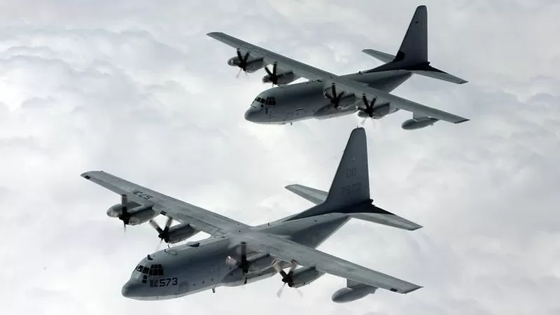Ilustrasi pesawat Lockheed C-130 Hercules milik militer Amerika Serikat saat melakukan penerbangan. Salah satu pesawat sejenis dilaporkan melakukan pendaratan darurat di Bandara Internasional Minangkabau (BIM), Sumatera Barat (Sumbar), setelah mengalami gangguan pada mesin saat terbang dari Singapura menuju Diego Garcia. (Dok. Navair)
