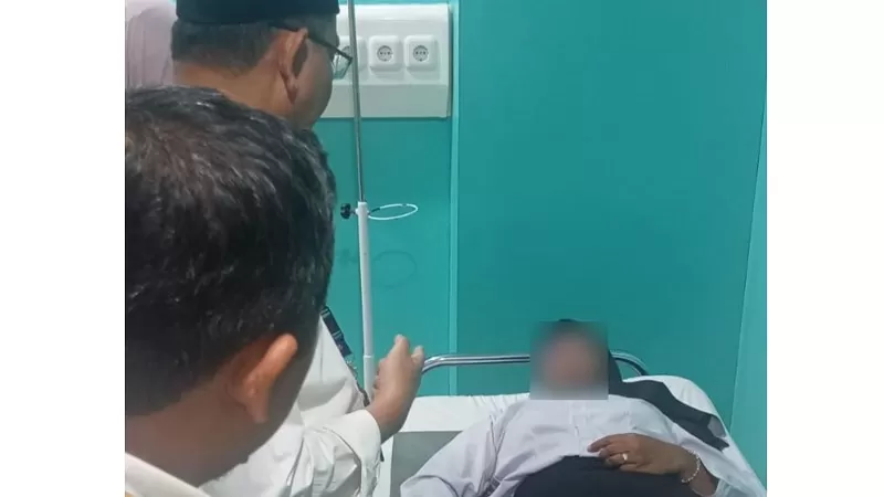 Mahasiswi Universitas Negeri Padang (UNP), Nova Wirantika, mendapatkan perawatan medis di rumah sakit setelah mengalami luka pada paha kiri akibat dugaan peluru rekoset yang mengenai kawasan kampus, Selasa (2/6/2026) sore. Sejumlah pimpinan UNP tampak hadir untuk memastikan korban memperoleh penanganan medis secara optimal. (Dok. UNP)
