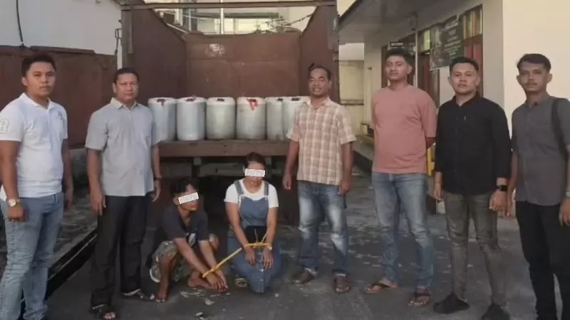 Barang bukti dan tersangka yang diamankan dalam pengungkapan kasus dugaan penyalahgunaan BBM bersubsidi di Jalan Umum Muaro Kandang, Nagari Salareh Air Barat, Kecamatan Palembayan, Kabupaten Agam, Selasa (2/6/2026). (Dok. Polres Agam)
