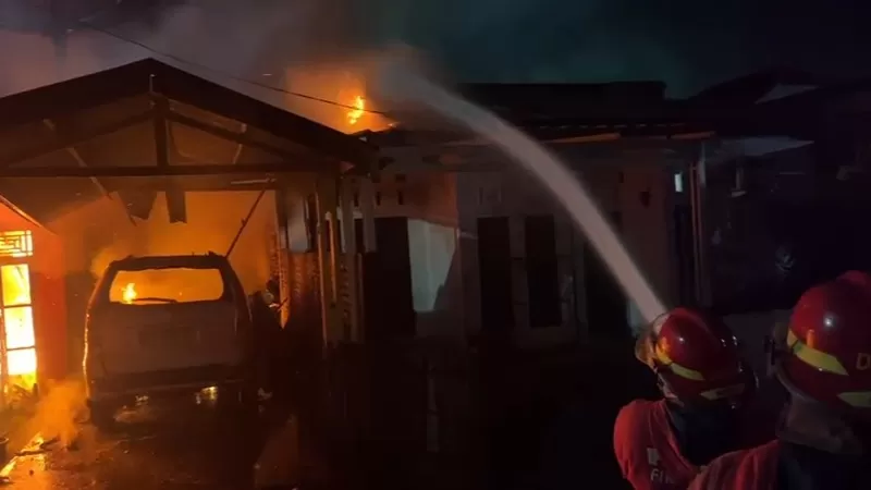 Personel Dinas Pemadam Kebakaran (Damkar) Kota Padang melakukan pemadaman kebakaran yang menghanguskan dua rumah di Perumahan Puskud, Kelurahan Koto Panjang Ikua Koto, Kecamatan Koto Tangah, Rabu (3/6/2026) malam. (Dok. Padang Fire Fighter)