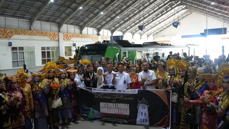 Para delegasi International Minangkabau Literacy Festival (IMLF) ke-4 dari berbagai negara mengikuti prosesi penyambutan budaya Minangkabau di Stasiun Bandara Internasional Minangkabau, Rabu (3/6/2026), sebelum melanjutkan perjalanan menuju Bukittinggi. (Dok. KAI Divre II Sumbar)