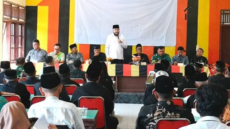 Wali Kota Padang, Fadly Amran bersilaturahmi dengan pengurus KAN Bungus Teluk Kabung dan menerima berbagai masukan terkait kondisi sosial masyarakat pada Kamis (4/6/2026) siang. (Dok. Prokopim)