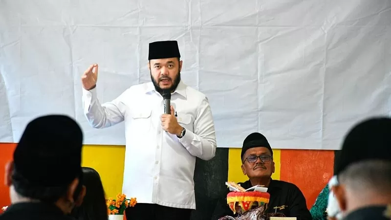 Wali Kota Padang, Fadly Amran menjelaskan rencana pembangunan stadion dan akademi sepakbola di Bungus Teluk Kabung. (Dok. Prokopim)