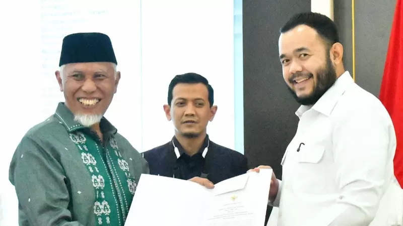 Gubernur Sumatera Barat (Sumbar), Mahyeldi menerima dokumen penandatanganan nota kesepahaman dari Wali Kota Padang, Fadly Amran dalam Rapat Koordinasi Pengawasan Pendistribusian Jenis Bahan Bakar Minyak Tertentu (JBT) dan Jenis Bahan Bakar Minyak Khusus Penugasan (JBKP) di Auditorium Gubernur Sumbar, Kamis (4/6/2026). Rakor tersebut membahas penguatan pengawasan distribusi BBM subsidi guna mencegah penyalahgunaan dan memastikan penyalurannya tepat sasaran. (Dok. Prokopim)