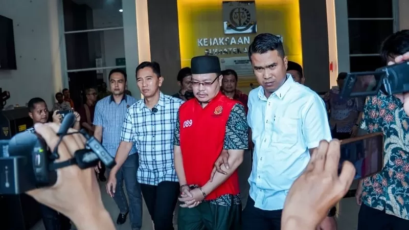 Alber Dianto, terpidana kasus pemalsuan surat yang masuk Daftar Pencarian Orang (DPO) Kejaksaan RI sejak Desember 2022, diamankan Tim Burung Hantu Kejati Sumbar di Kota Padang, Jumat (5/6/2026) siang usai melaksanakan salat Jumat. (Dok. Penkum)