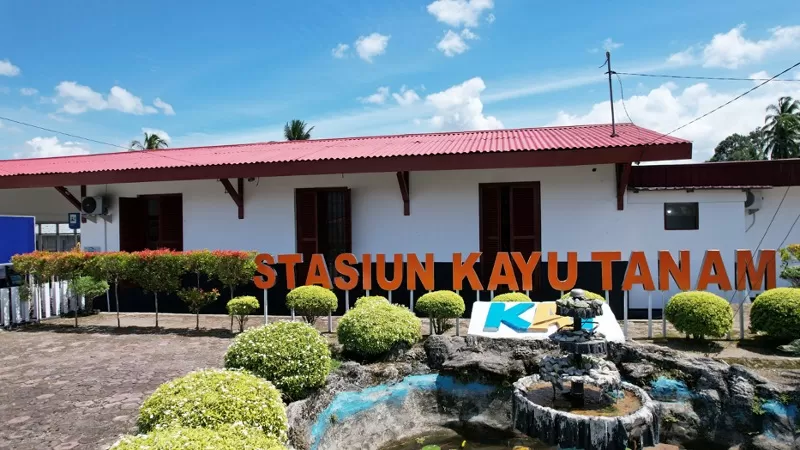 Suasana Stasiun Kayu Tanam di Kabupaten Padang Pariaman yang kini menjadi titik awal operasional KA Lembah Anai. Peningkatan layanan dan perubahan relasi perjalanan turut mendorong lonjakan jumlah pelanggan hingga 87 persen pada Januari-Mei 2026. (Dok. KAI Divre II Sumbar)