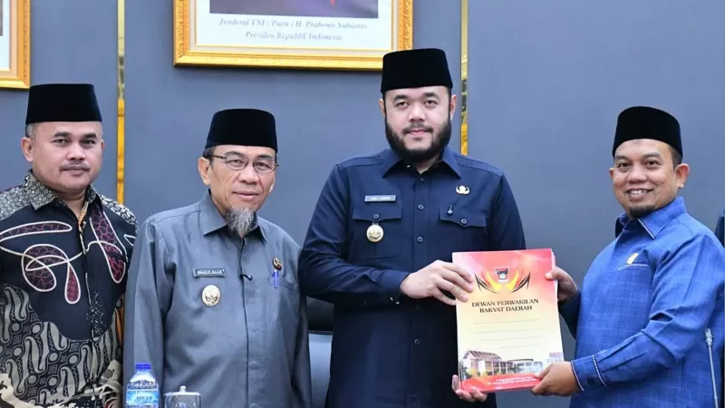 Wali Kota Padang, Fadly Amran bersama unsur pimpinan DPRD Kota Padang menandatangani nota persetujuan bersama Perda Nomor 5 Tahun 2026 tentang Penguatan Lembaga Adat dan Pelestarian Nilai Budaya Minangkabau dalam rapat paripurna DPRD Kota Padang, Sabtu (6/6/2026) siang. (Dok. Prokopim)