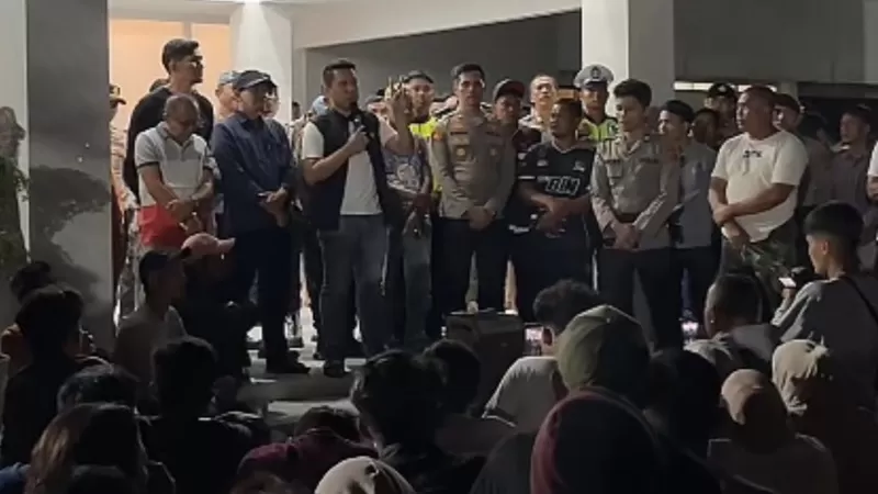 Kapolres Sijunjung, AKBP Willian Harbensyah memberikan penjelasan kepada ratusan warga yang mendatangi Polres Sijunjung pada Minggu (7/6/2026) malam terkait persoalan pertambangan rakyat dan insiden yang dipicu polemik pemberitaan. (Dok. TikTok/@topit926)