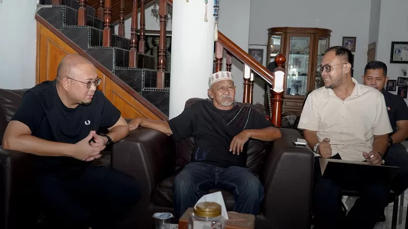 Jajaran manajemen, pelatih dan staf Semen Padang FC menghadiri agenda silaturahmi di kediaman Penasihat Tim, Suhatman Imam, sebagai upaya memperkuat soliditas tim menghadapi musim kompetisi mendatang. (Dok. Tim AR)