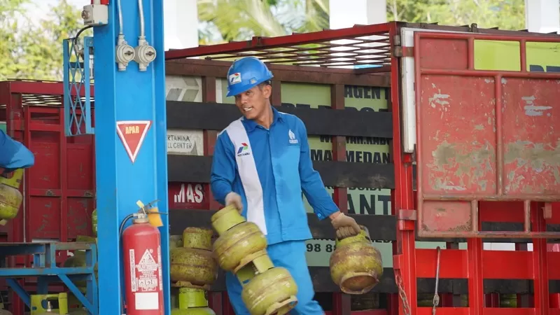 Petugas Pertamina Patra Niaga Regional Sumbagut melakukan pengawasan distribusi BBM dan LPG subsidi sebagai upaya memastikan penyaluran energi bersubsidi berjalan sesuai ketentuan dan tepat sasaran. (Dok. PPN Sumbagut)