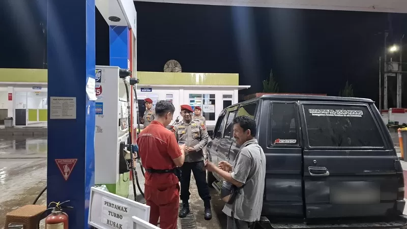 Kasat Reskrim Polres Agam, AKP Rinto Alwi memimpin pengecekan kendaraan dan verifikasi barcode di SPBU PT Sumagek Prima Lestari, Maninjau, Kabupaten Agam, Selasa (9/6/2026) malam, dalam rangka mengantisipasi penyalahgunaan BBM subsidi. (Dok. Polres Agam)