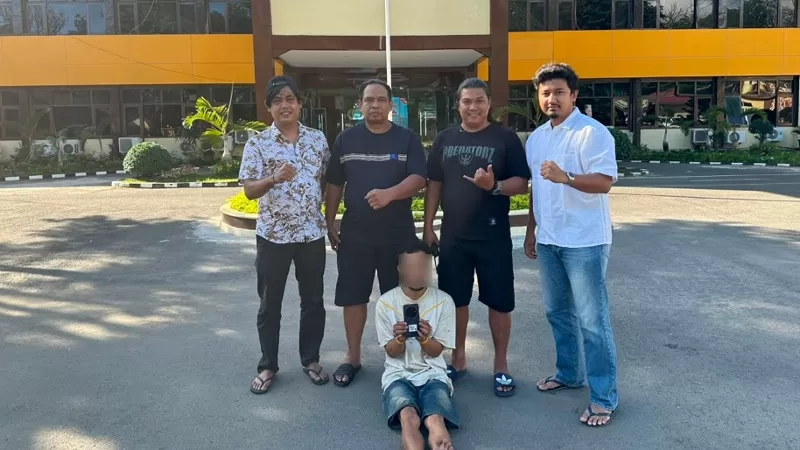 Tim Klewang Satreskrim Polresta Padang menangkap BS, terduga pencurian telepon seluler (ponsel) milik seorang garin di Masjid Raya Pasar Baru. Polisi turut mengamankan barang bukti berupa ponsel Nubia A76 dan kotaknya. (Dok. Satreskrim Polresta Padang)