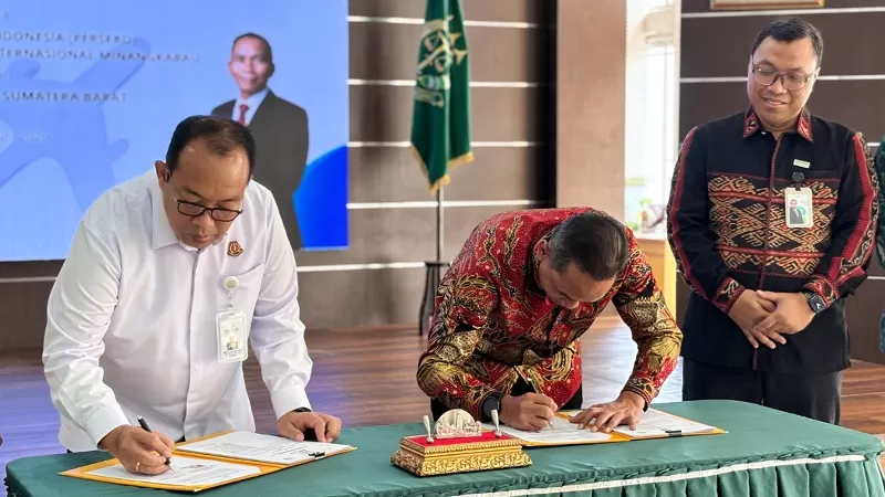 General Manager PT Angkasa Pura Indonesia Kantor Cabang Bandara Internasional Minangkabau (BIM) bersama Kepala Kejaksaan Tinggi Sumatera Barat (Kajati Sumbar) saat penandatanganan Perjanjian Kerja Sama (PKS) Penanganan Masalah Hukum di Bidang Perdata dan Tata Usaha Negara (TUN) di Aula Kejati Sumbar, Kamis (11/6/2026) siang. (Dok. Humas BIM)